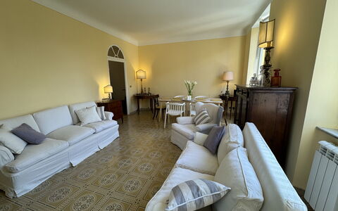 Piazza S. Romano: Mobilia, Tavolo, Proprietà, Divano, Costruzione, Comfort, Cornice, Interior Design, Soggiorno, Pavimento