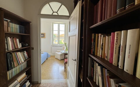 Piazza S. Romano: Libreria, Mensola, Proprietà, Libro, Pubblicazione, Scaffalature, Legna, Finestra, Interior Design