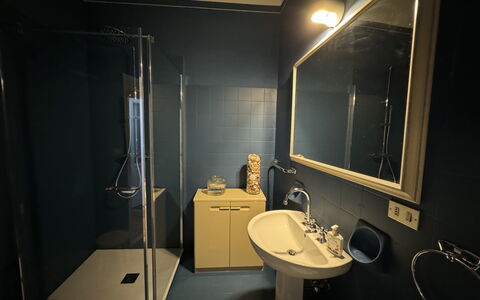 Piazza S. Romano: Specchio, Rubinetto, Lavello, Idraulico Fixture, Lavandino Del Bagno, Bagno, Pavimento, Idraulico, Costruzione, Pavimentazione