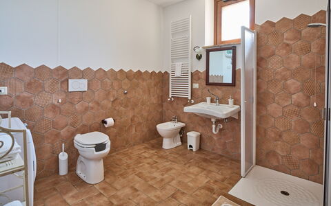 Villa Conte Jacopo: Idraulico Fixture, Specchio, Lavello, Costruzione, Gabinetto, Bagno, Lavandino Del Bagno, Toilet Seat, Rubinetto, Interior Design