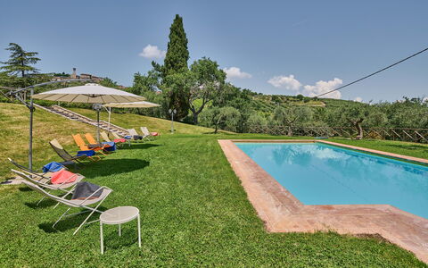 Villa Conte Jacopo: Cielo, Acqua, Nube, Piscina, Albero, Pianta, Mobili Da Esterno, Shade, Lotto, Erba