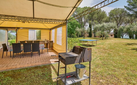 Villa Conte Jacopo: Pianta, Mobilia, Sedia, Shade, Albero, Erba, Costruzione, Tempo Libero, Spazio Pubblico, Nube