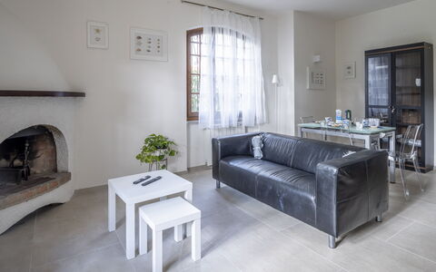 Dimora Del Capitano: Divano, Mobilia, Tavolo, Interior Design, Soggiorno, Divano Letto, Pianta Della Casa, Cornice, Comfort, Pianta