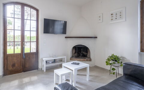 Dimora Del Capitano: Proprietà, Tavolo, Mobilia, Cornice, Divano, Interior Design, Pianta, Finestra, Legna, Pianta Della Casa