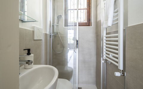 Dimora Del Capitano: Idraulico Fixture, Rubinetto, Finestra, Proprietà, Costruzione, Lavello, Bagno, Lavandino Del Bagno, Interior Design