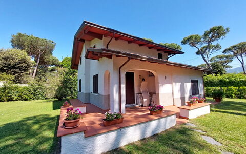 Villa Maddalena: Pianta, Cielo, Proprietà, Costruzione, Albero, Lotto, Casa, Erba, Paesaggio, Immobiliare