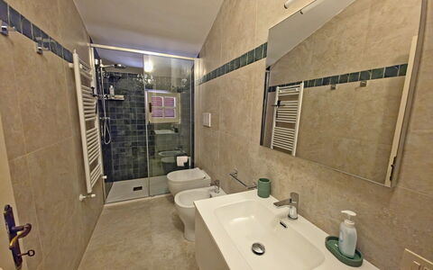 Villa Maddalena: Pavimentazione, Idraulico Fixture, Pavimento, Interior Design, Bagno, Lavello, Rubinetto, Idraulico, Camera, Lavandino Del Bagno