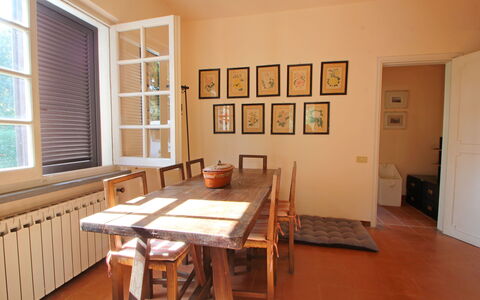 Villa Maddalena: Tavolo, Mobilia, Finestra, Legna, Costruzione, Cornice, Finestra Cieca, Pavimento, Pavimentazione