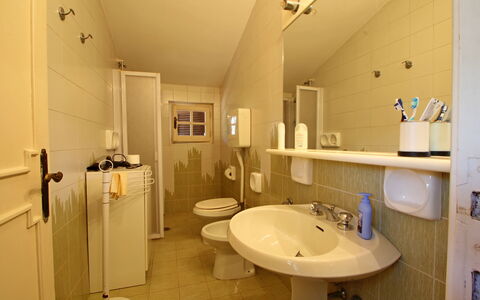 Villa Maddalena: Specchio, Rubinetto, Idraulico Fixture, Lavello, Proprietà, Lavandino Del Bagno, Bagno, Viola, Interior Design, Illuminazione