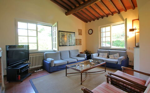 Villa Maddalena: Mobilia, Divano, Proprietà, Finestra, Interior Design, Legna, Architettura, Tavolo, Divano Letto, Pianta Della Casa