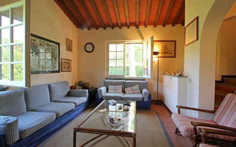 Villa Maddalena: Tavolo, Mobilia, Divano, Proprietà, Finestra, Costruzione, Legna, Interior Design, Casa, Architettura