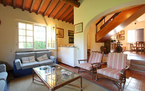 Villa Maddalena: Mobilia, Proprietà, Divano, Legna, Finestra, Tavolo, Illuminazione, Interior Design, Costruzione, Cornice