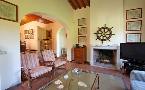 Villa Maddalena: Cornice, Mobilia, Divano, Proprietà, Legna, Tavolo, Architettura, Sedia, Interior Design, Soggiorno