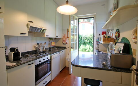 Villa Maddalena: Cabinetry, Controsoffitto, Proprietà, Cucina, Elettrodomestico Da Cucina, Cucina Stufa, Lavello, Elettrodomestico, Interior Design, Pavimento
