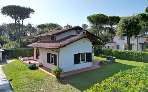 Villa Maddalena: Pianta, Cielo, Costruzione, Proprietà, Finestra, Albero, Casa, Lotto, Veicolo, Erba