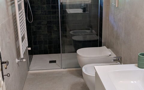 Villa Maddalena: Bagno, Pavimentazione, Pavimento, Idraulico Fixture, Interior Design, Gabinetto, Piastrella, Toilet Seat, Idraulico, Specchio