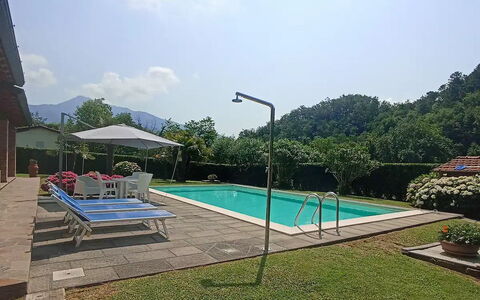 Villa Carducci: Cielo, Acqua, Pianta, Proprietà, Nube, Piscina, Shade, Mobili Da Esterno, Albero, Rettangolo
