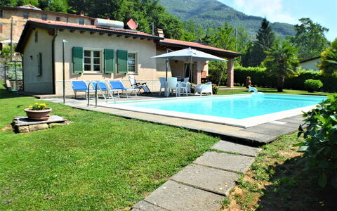Villa Carducci: Pianta, Proprietà, Costruzione, Acqua, Nube, Piscina, Cielo, Shade, Albero, Casa