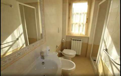 Villa Carducci: Specchio, Lavello, Idraulico Fixture, Rubinetto, Lavandino Del Bagno, Finestra, Bagno, Legna, Interior Design, Pavimento