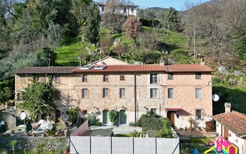 Casa Montebello: Pianta, Proprietà, Costruzione, Finestra, Cielo, Albero, Casa, Zona Residenziale, Immobiliare, Tetto