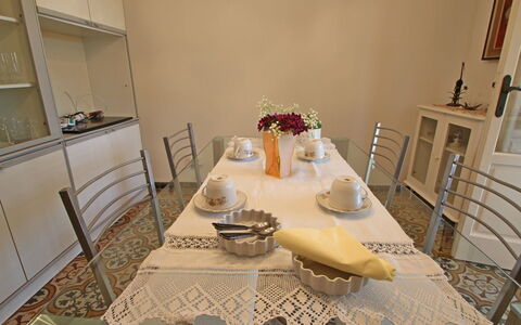 Casa Leonardo: Tavola, Proprietà, Mobilia, Tavolo, Dishware, Costruzione, Interior Design, Illuminazione, Tovaglia, Legna