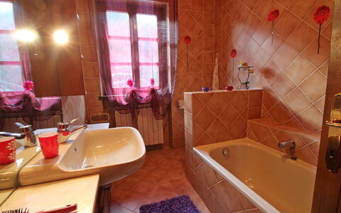 Villa La Rocca: Vasca Da Bagno, Rubinetto, Idraulico Fixture, Proprietà, Lavello, Lavandino Del Bagno, Tavola, Viola, Bagno, Interior Design