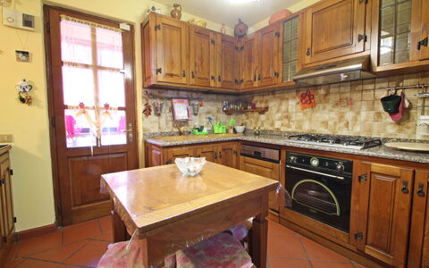 Villa La Rocca: Cabinetry, Controsoffitto, Mobilia, Cucina, Legna, Elettrodomestico Da Cucina, Elettrodomestico, Costruzione, Tavolo, Interior Design