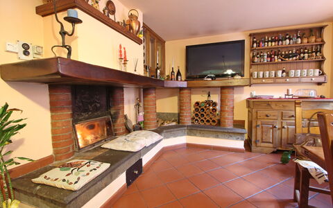 Villa La Rocca: Proprietà, Mobilia, Tavolo, Legna, Cornice, Interior Design, Divano, Mensola, Soggiorno, Pianta