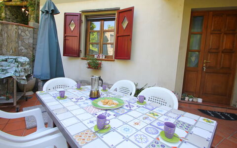 Villa La Rocca: Tavolo, Mobilia, Proprietà, Viola, Porta, Tessile, Sedia, Interior Design, Architettura, Pianta