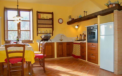 Villa Gelsomino: Mobilia, Tavolo, Cabinetry, Finestra, Sedia, Legna, Architettura, Controsoffitto, Cassetto, Cucina