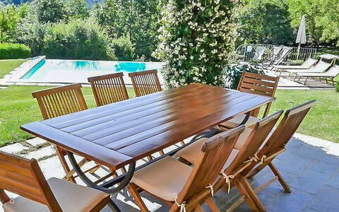 Villa Gelsomino: Tavolo, Mobilia, Verde, Sedia, Tavolo Esterno, Legna, Albero, Mobili Da Esterno, Rettangolo, Shade