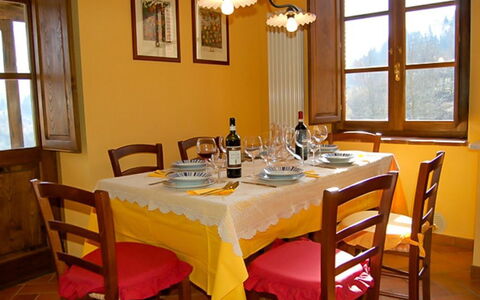 Villa Gelsomino: Tavolo, Mobilia, Tavola, Proprietà, Finestra, Sedia, Tovaglia, Interior Design, Cucina & Sala Da Pranzo Tavolo, Parete