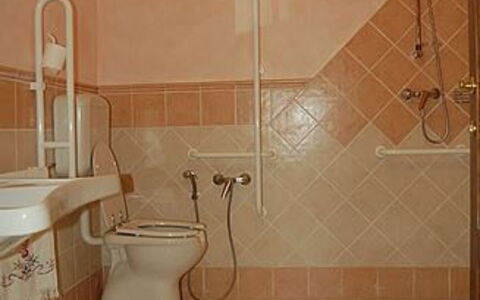 Villa Gelsomino: Idraulico Fixture, Bagno, Gabinetto, Toilet Seat, Casa, Soffione Doccia, Costruzione, Interior Design, Pavimentazione, Pavimento