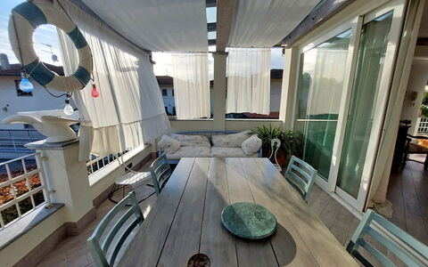 Appartamento Mare Azzurro: Interior Design, Pavimento, Legna, Pavimentazione, Tavolo, Divano, Immobiliare, Costruzione, Latifoglie, Soffitto