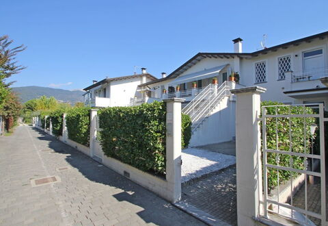 Appartamento Mare Azzurro: Cielo, Proprietà, Costruzione, Pianta, Finestra, Albero, Urban Design, Pendenza, Manto Stradale