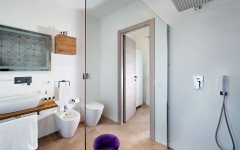 Villa Pachino: Specchio, Costruzione, Lavello, Idraulico Fixture, Rubinetto, Bagno, Legna, Pavimento, Pavimentazione