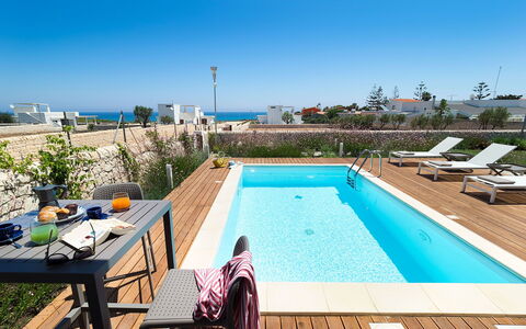 Villa Pachino: Cielo, Acqua, Proprietà, Pianta, Mobilia, Tavolo, Costruzione, Piscina, Azzurro, Sedia