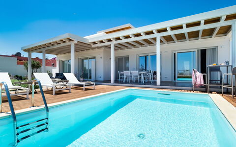 Villa Pachino: Acqua, Cielo, Proprietà, Luce, Piscina, Azzurro, Shade, Sedia, Lettino, Mobili Da Esterno