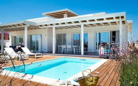 Villa Pachino: Acqua, Proprietà, Cielo, Mobilia, Piscina, Sedia, Azzurro, Pianta, Shade, Tempo Libero