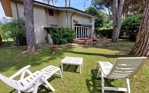 Casa La Pineta: Pianta, Mobilia, Costruzione, Shade, Albero, Mobili Da Esterno, Vegetazione, Cielo, Tempo Libero, Paesaggio