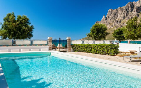 Villa Cornino: Acqua, Cielo, Pianta, Giorno, Proprietà, Piscina, Azzurro, Natura, Blu, Albero