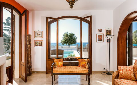 Villa Cornino: Proprietà, Mobilia, Tavolo, Costruzione, Pianta, Azzurro, Legna, Acqua, Interior Design, Giallo