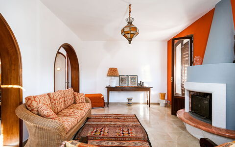 Villa Cornino: Proprietà, Mobilia, Costruzione, Cornice, Divano, Interior Design, Soggiorno, Comfort, Casa, Parete