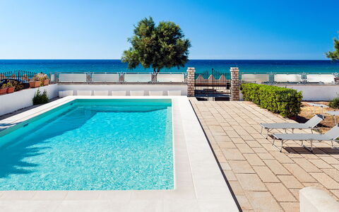 Villa Cornino: Acqua, Cielo, Proprietà, Blu, Pianta, Piscina, Azzurro, Costruzione, Rettangolo, Albero