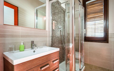 Villa Cornino: Specchio, Rubinetto, Idraulico Fixture, Costruzione, Proprietà, Mobiletto Del Bagno, Lavello, Legna, Bagno, Cabinetry