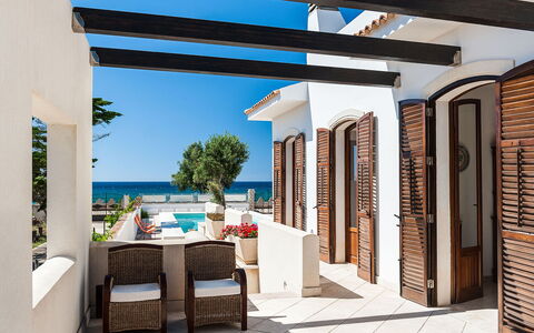 Villa Cornino: Proprietà, Mobilia, Costruzione, Cielo, Azzurro, Shade, Interior Design, Sedia, Pavimento, Condominio