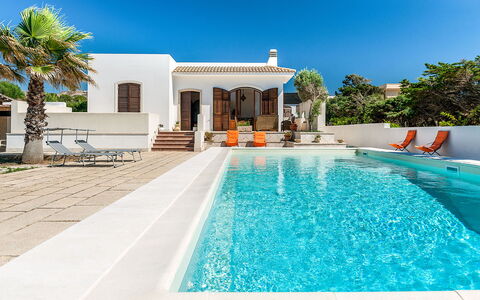 Villa Cornino: Acqua, Pianta, Cielo, Costruzione, Piscina, Azzurro, Albero, Shade, Corpo D'Acqua, Finestra