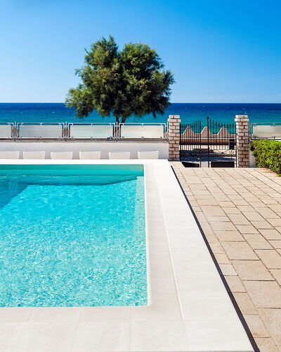 Villa Cornino: Acqua, Cielo, Proprietà, Blu, Pianta, Piscina, Azzurro, Costruzione, Rettangolo, Albero