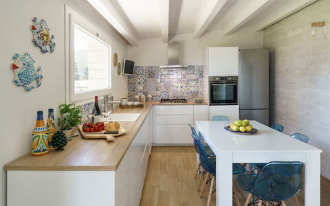 Villa Plemmirio: Mobilia, Cucina, Controsoffitto, Interior Design, Pavimentazione, Elettrodomestico Da Cucina, Apparecchio Major, Legna, Pavimento, Cabinetry