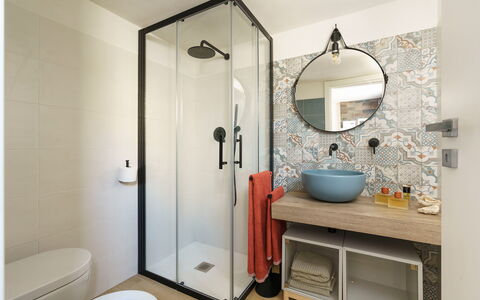 Villa Plemmirio: Bagno, Idraulico Fixture, Interior Design, Pavimentazione, Pavimento, Gabinetto, Idraulico, Toilet Seat, Specchio, Piastrella